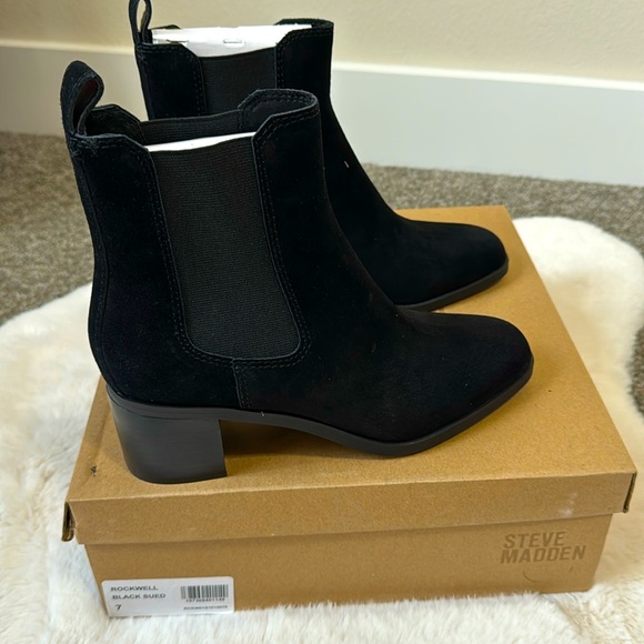 - Steve Madden Rockwell Black Suede Heeled Chelsea Booties - size 7 - Picture 1 of 4